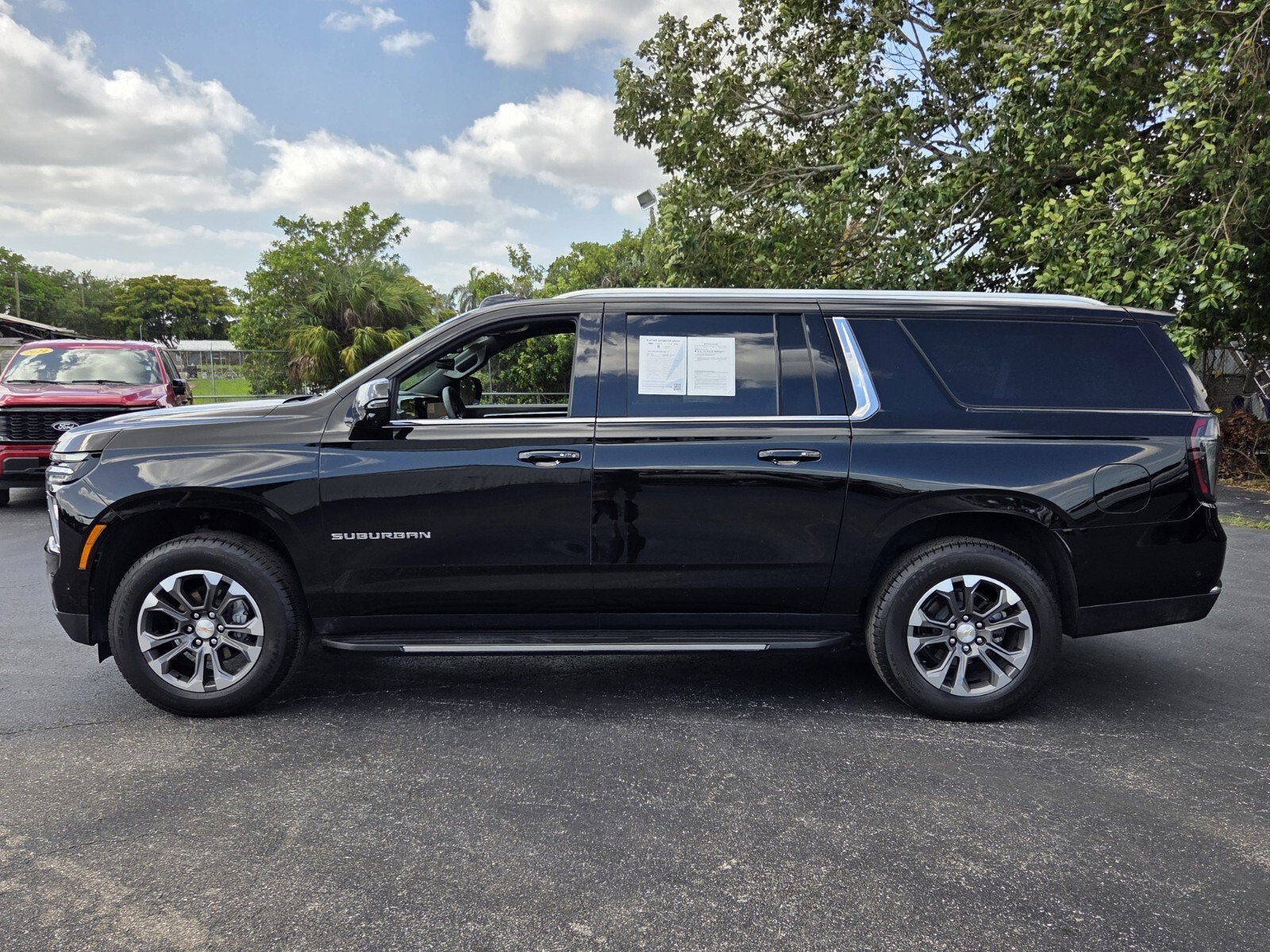 2025 Chevrolet Suburban LT